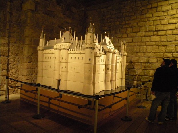  Château du Louvre